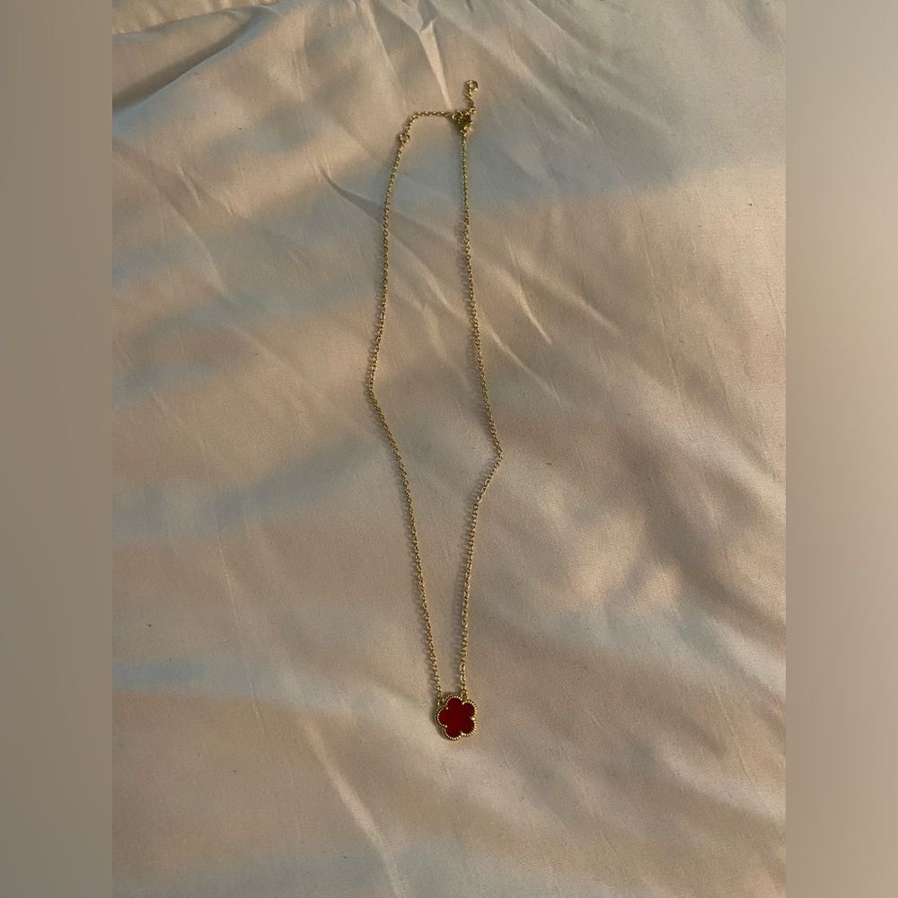 Gold clover pendant necklace